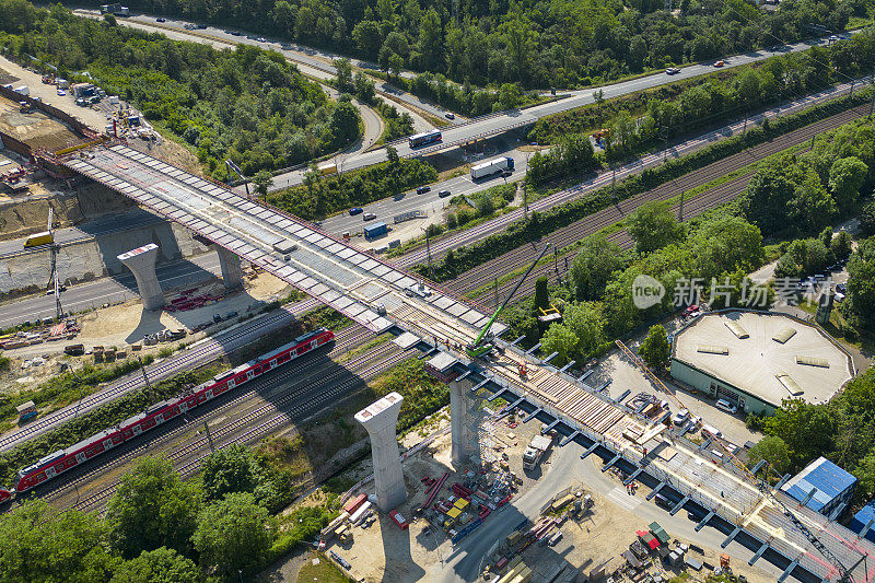 公路桥梁施工现场。鸟瞰图