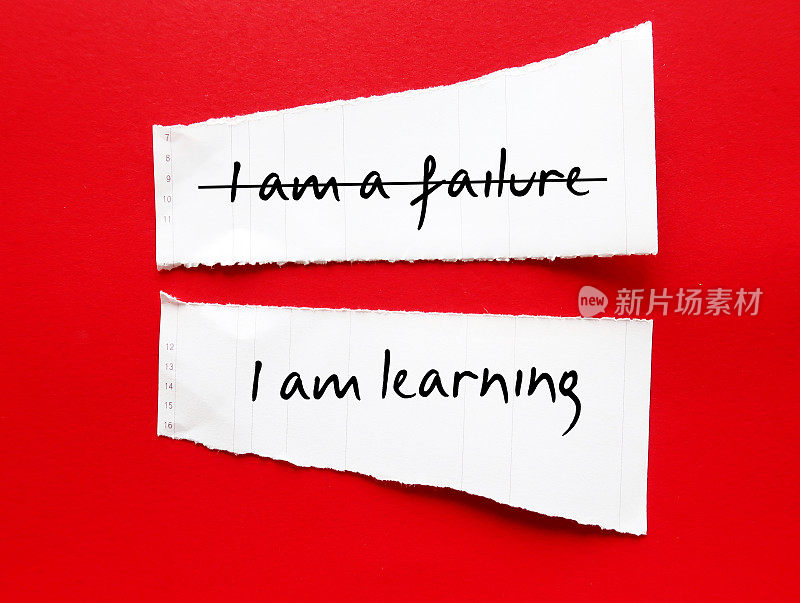 撕破的纸贴在红色的背景上，写着“我是一个失败者”，更正为“我正在学习”，以克服消极的自我对话，代之以积极的思想，尊重和自我价值