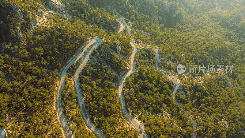 土耳其山区的发夹公路鸟瞰图