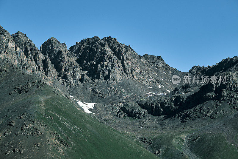 天山南川阿蜀山口