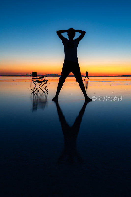 人类的倒影，在日落的蓝色时刻，落入时间的盐湖