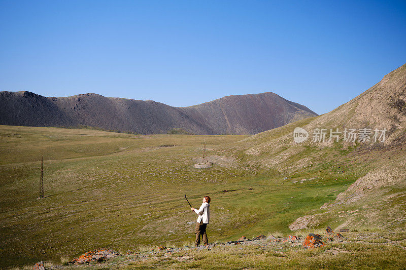 一位成熟的女游客正在滔滔不绝地讲述她的山间之旅