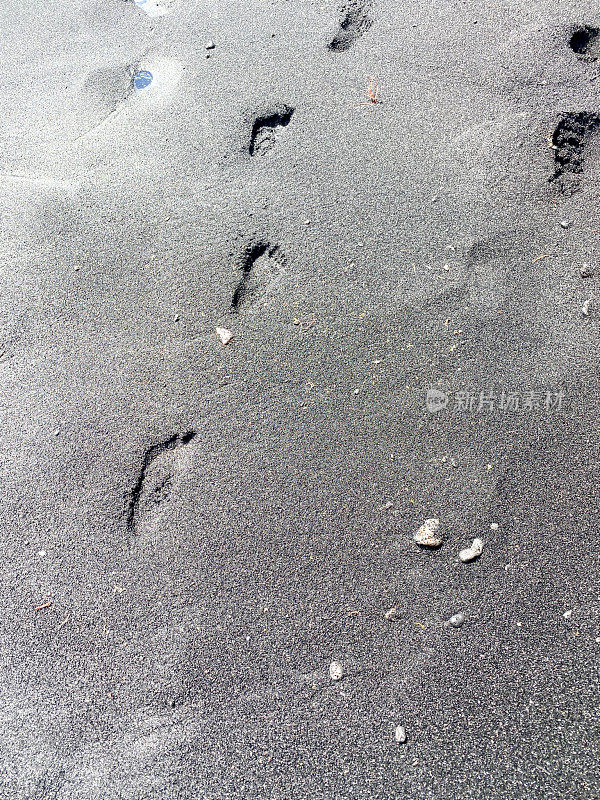 黑沙滩上的脚印