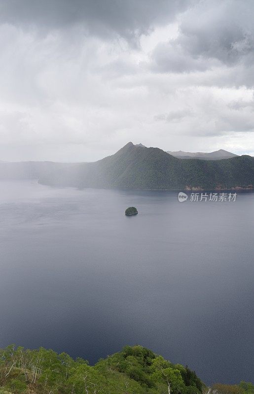 日本麻须湖的春雾