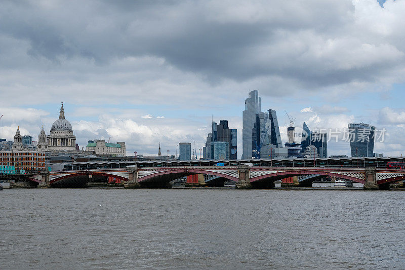 伦敦城是现代市中心金融中心的摩天大楼