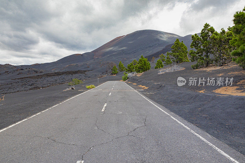 康伯雷别哈火山。火山灰覆盖了埃尔帕索村。