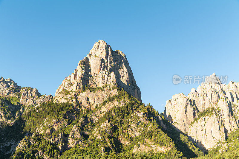 中国甘南扎加纳石山的神秘景观
