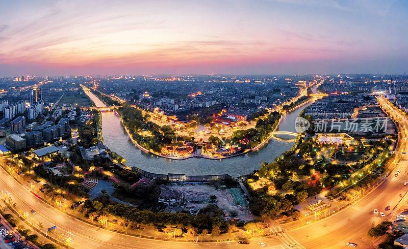 鸟瞰中国扬州大水湾公园的城市夜景
