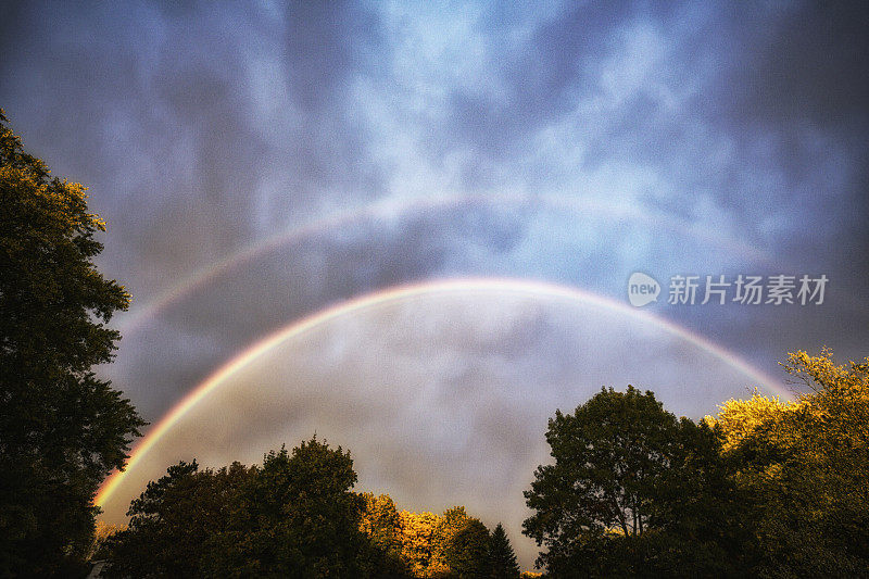 夜雨阵雨时的半圆彩虹