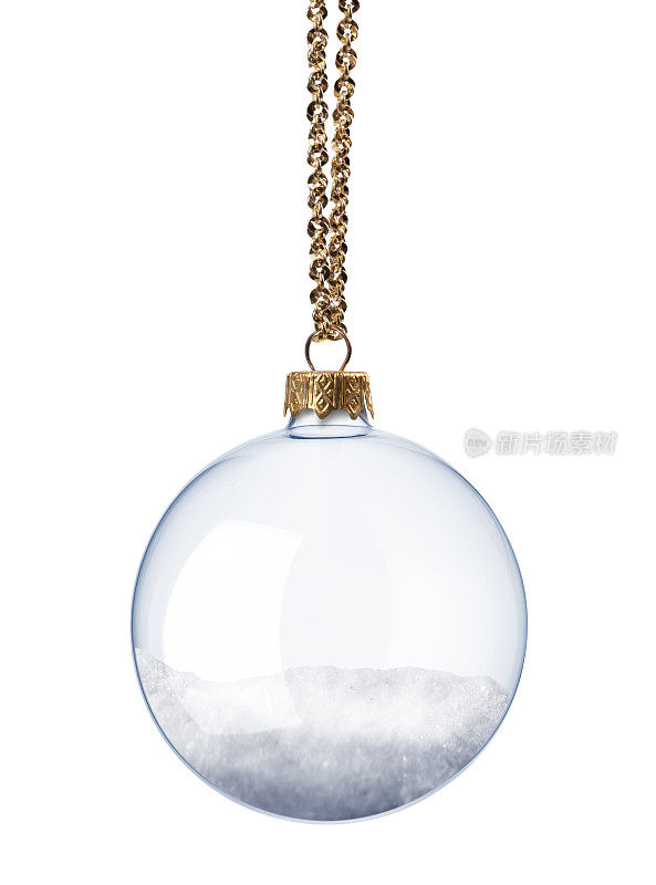 悬挂蓝色透明玻璃圣诞装饰与雪里面