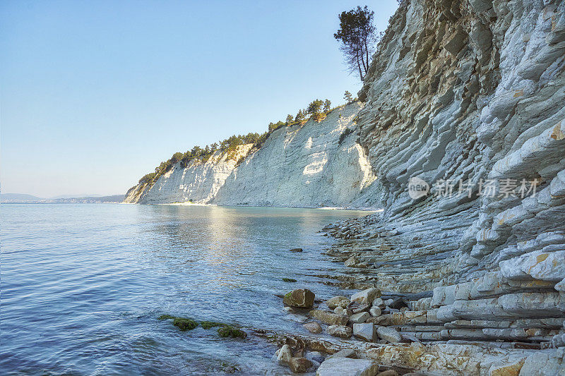 格伦日克海岸，俄罗斯，景观白垩悬崖和绿松石水，风景秀丽。崎岖的石灰岩悬崖与清澈的蓝天形成鲜明对比。天堂般的目的地，完美的大海