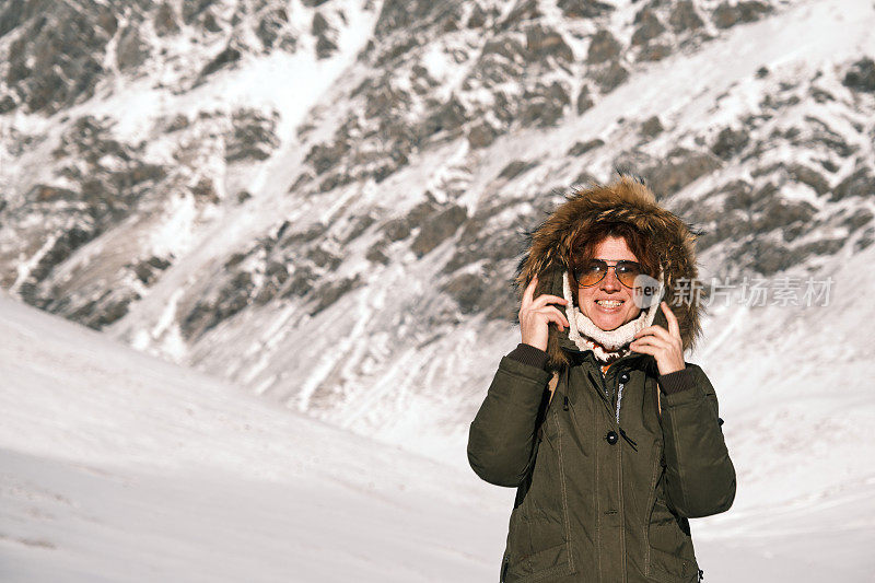 女(46岁)游客在冬季观看山口景色(春阿蜀山口，海拔约4000米)。