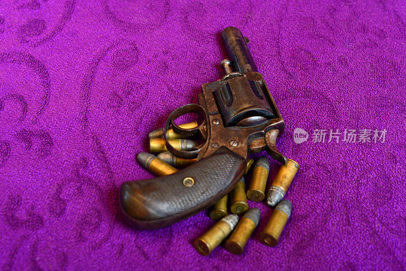 老式复古风格的左轮手枪和弹药;英国斗牛犬