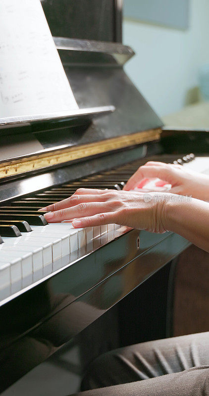 女人的手在弹钢琴