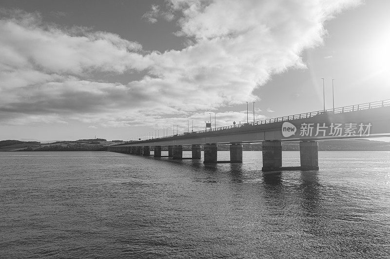英国、苏格兰、英格兰邓迪海岸的泰公路桥