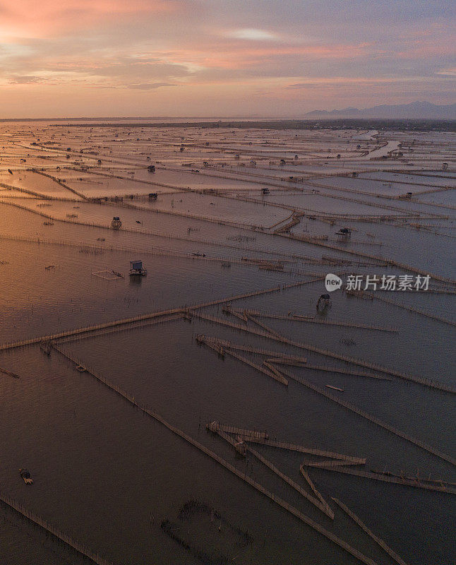 日出在曹海泻湖，潭江泻湖系统的很大一部分，顺化省