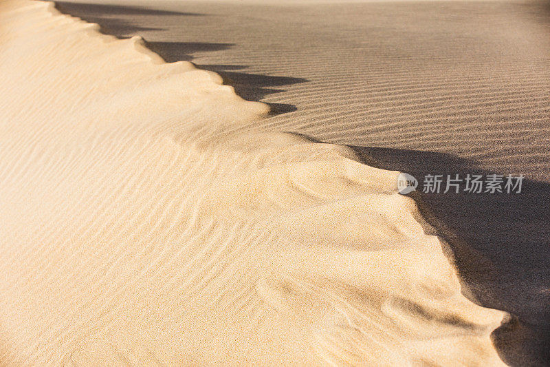 干燥干旱的沙漠景观中风形山脊和模式的近距离细节