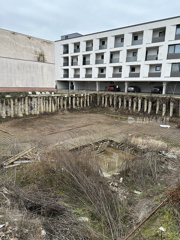 城市里一栋公寓楼旁边的建筑工地