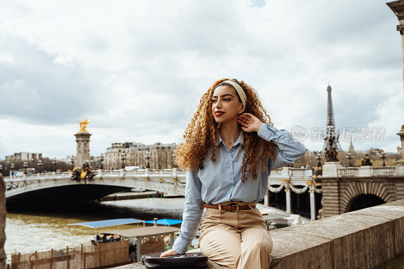 美丽的中东Z世代女性在巴黎埃菲尔铁塔和亚历山大三世桥附近的肖像