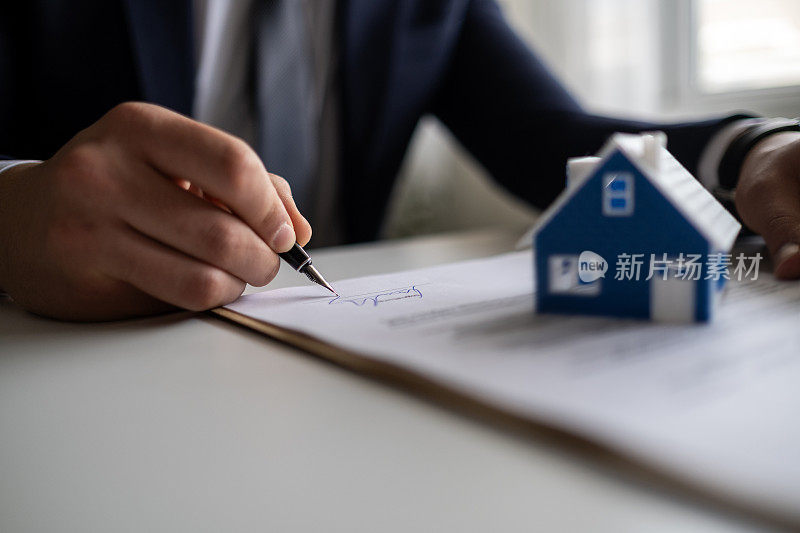 商人签订合法的房地产合同协议书，房屋保险。