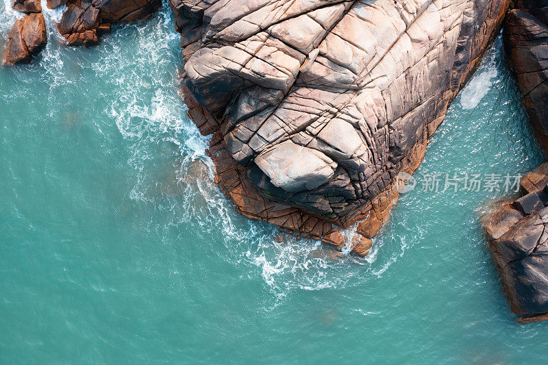 俯拍的海边岩石和海浪