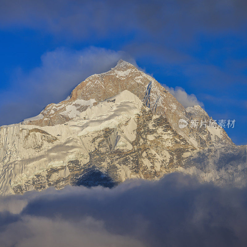 尼泊尔喜马拉雅山脉马卡鲁山4600万像素的全景图