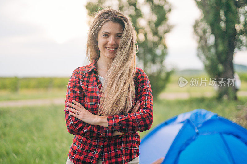 快乐、自由、微笑与女人在自然中求平安、求放松、求青春