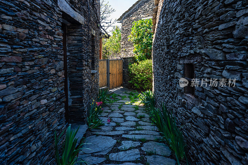 在瓜达拉哈拉的黑人村庄里，风景如画的狭窄小巷里有石头和石板房子。