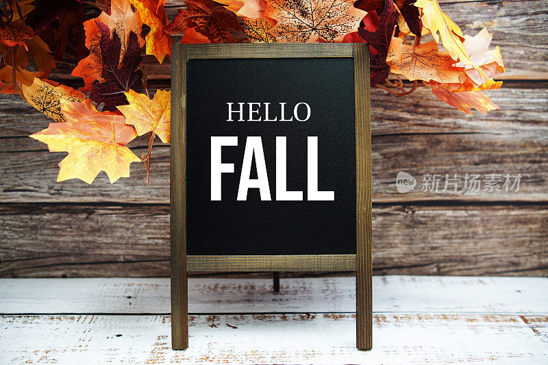黑板画架与你好秋天短信与秋天枫叶装饰在木板上