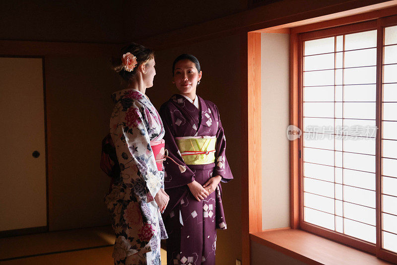 外国妇女享受穿着日本和服的体验
