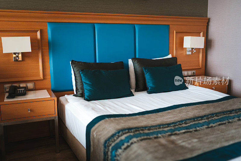 现代酒店双人床房。