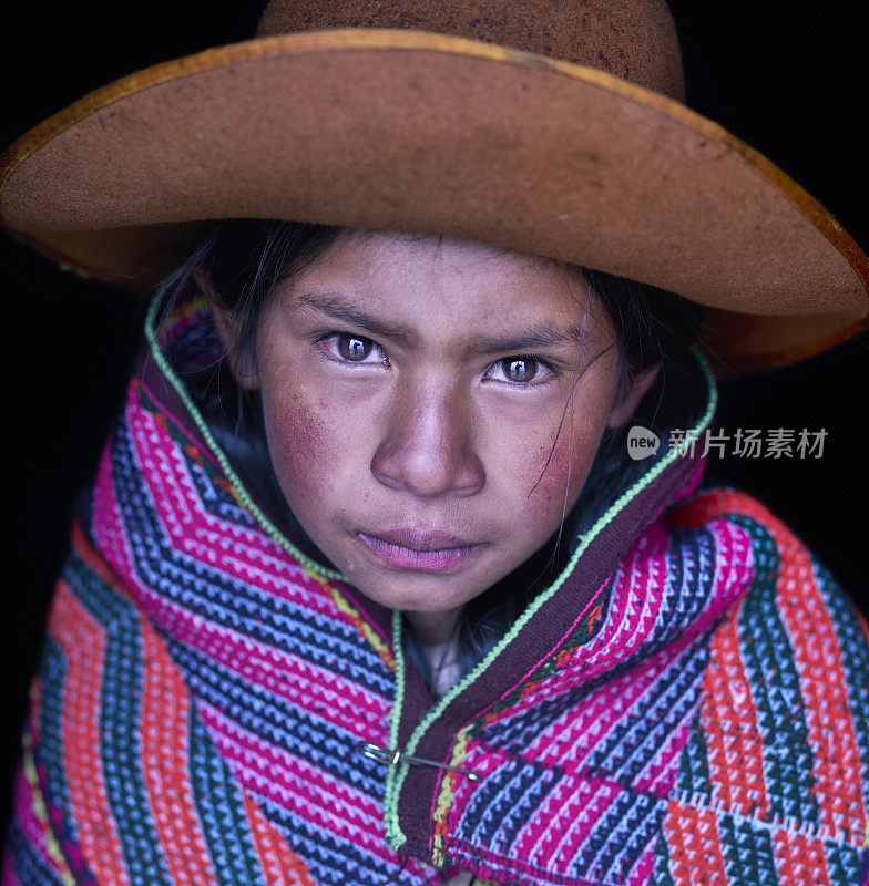 摄影棚里拍摄的黑色背景的一个美丽的盖丘亚女孩的肖像，在秘鲁的奎罗斯民族与她的传统服装