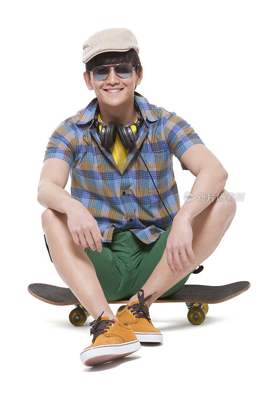 时尚青年玩滑板