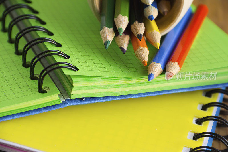 笔记本和带彩色铅笔的铅笔盒