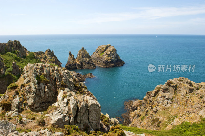 根西岛崎岖的海岸线