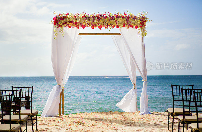 海滩上美丽的婚礼拱门