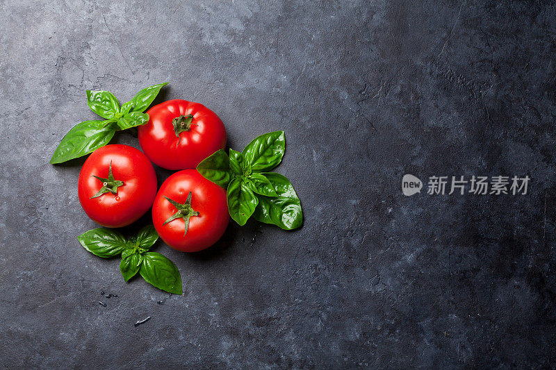 新鲜成熟的菜园番茄和罗勒