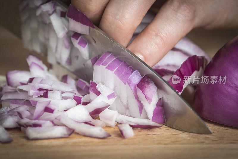 厨师用刀切红洋葱