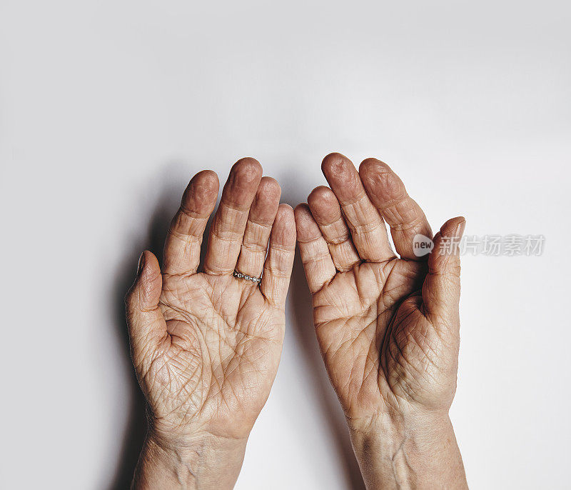 老妇人恳求的双手