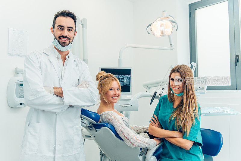 男牙医、他的助手和牙科诊所的女病人