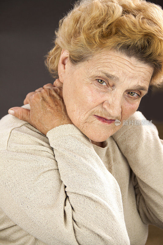 老年妇女颈部疼痛