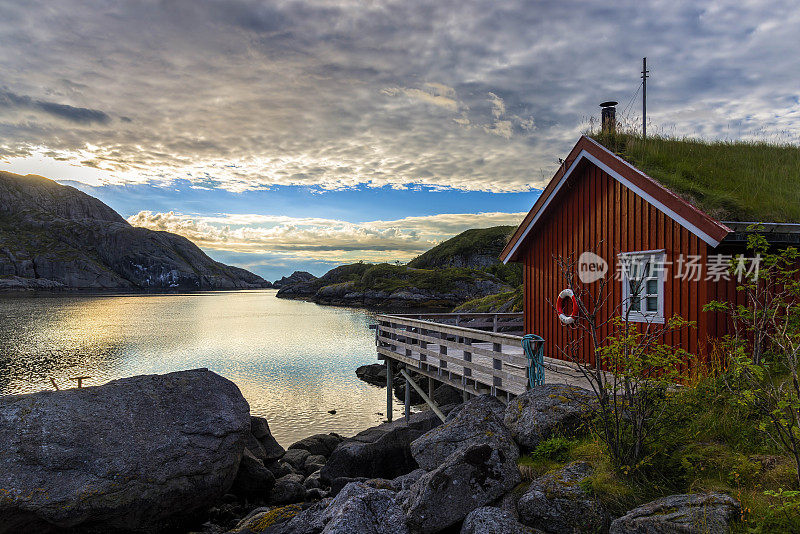 挪威Nusfjord村的日出