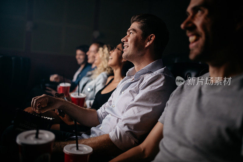 人们坐在电影院看电影