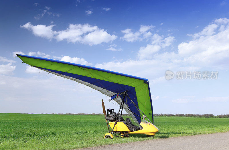绿色草地上的电动悬挂滑翔机