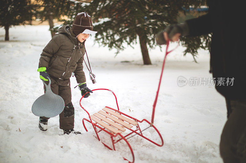 小男孩在雪地上玩