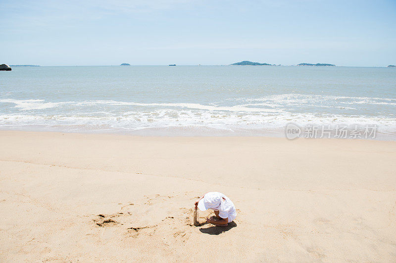 在海滩上玩得开心吗