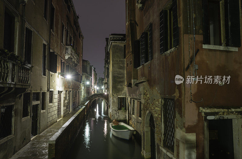 威尼斯安静的运河，粉刷的别墅，夜里灯火通明