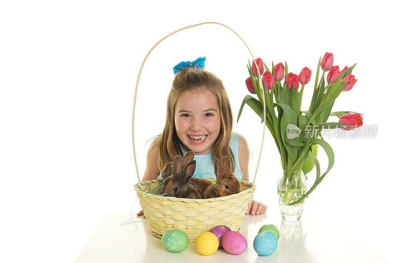 篮子里有兔子的复活节女孩快乐