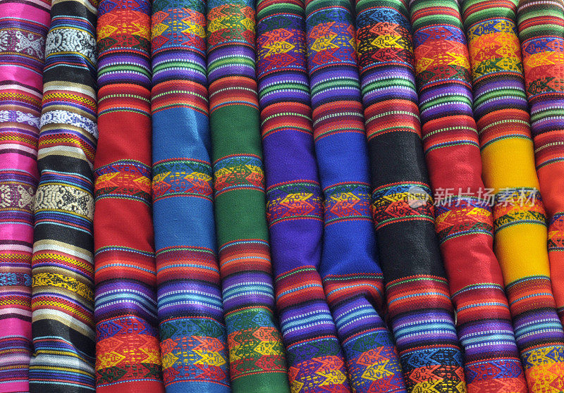 五颜六色的纺织品，安第斯山脉