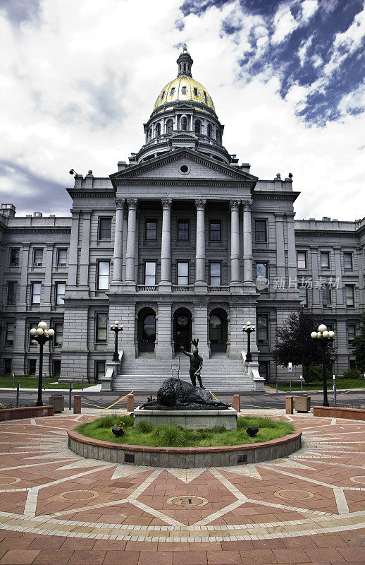 科罗拉多州丹佛市的雕像和州议会大厦的外观